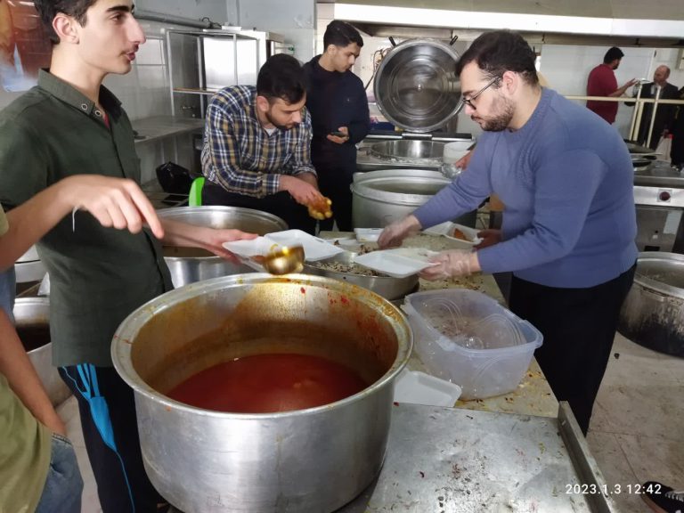 پخت و توزیع 1200 هزار پرس غذای گرم نهار همزمان با سالروز شهادت سرداردلها حاج قاسم سلیمانی