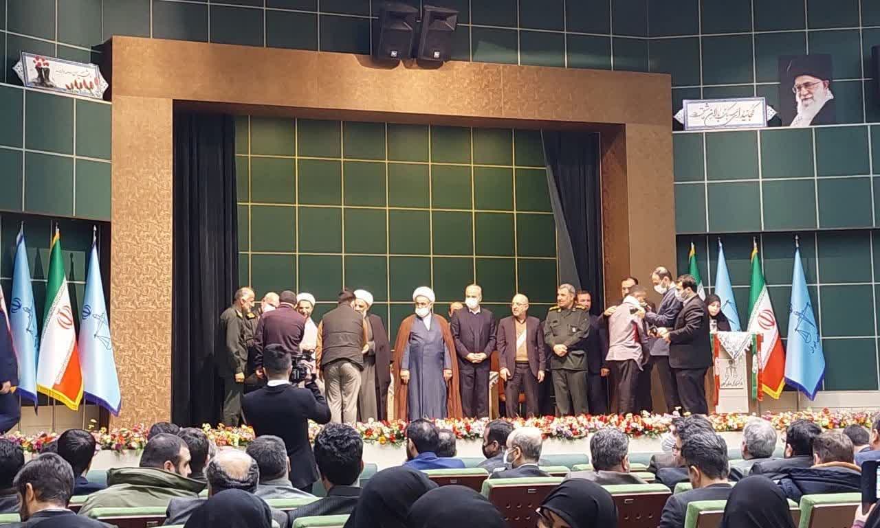  تجلیل از خانواده‌های ۴۰ شهید در گیلان  🔹در مراسمی از خانواده‌های شهدای بسیجی دادگستری و حقوقدان گیلان تجلیل شد.  