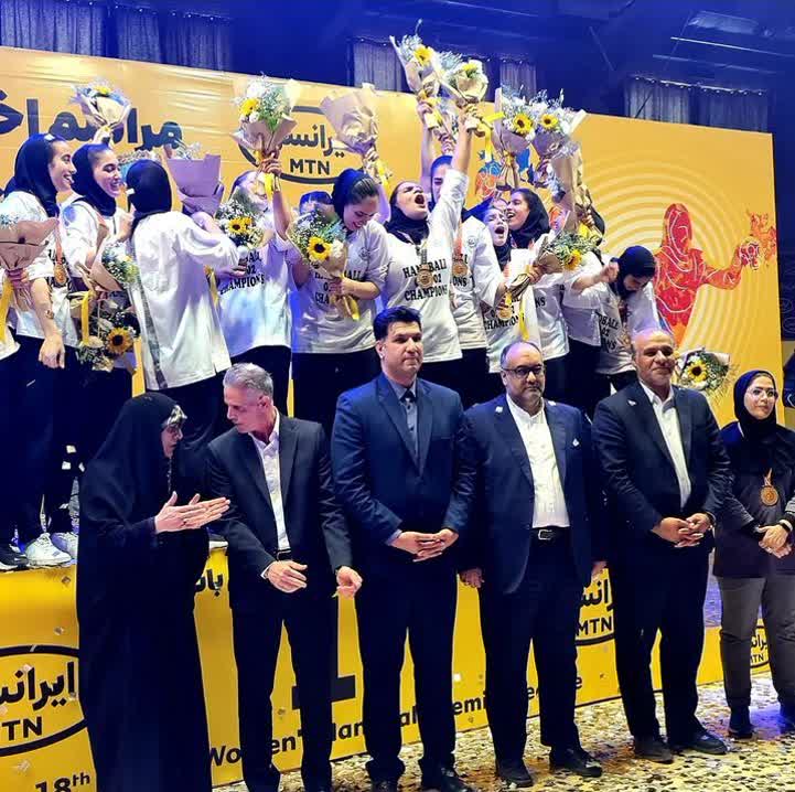 به گزارش آوای لیل  در آخرین سکانس از لیگ هجدهم هندبال زنان ایران تیم سنگ آهن بافق یزد قهرمان شد.  