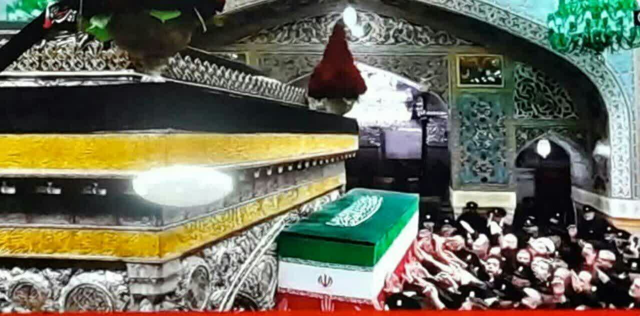 امام شهید حضرت آیت الله خامنه ای در آغوش. امام هشتم جا گرفت 