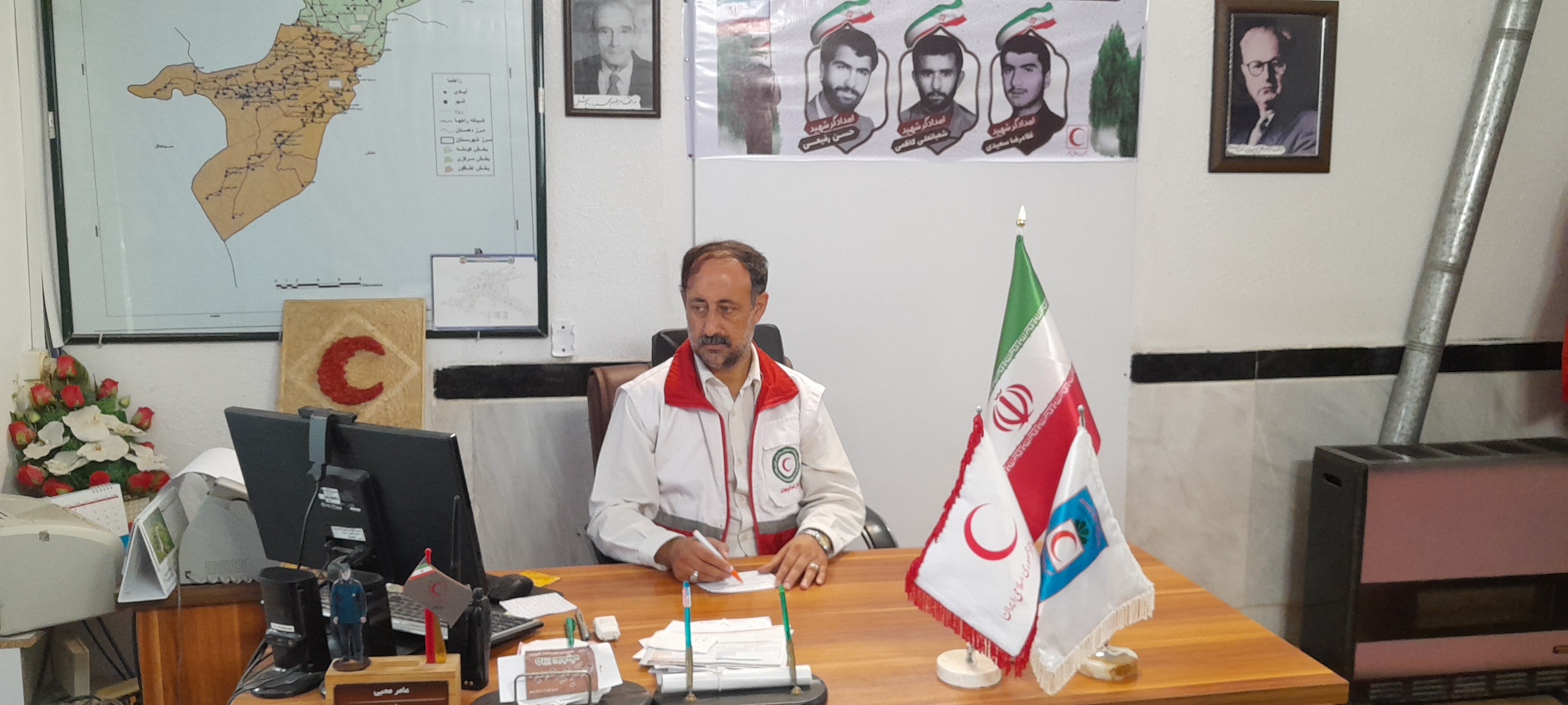 عامر محبی رییس هلال احمر شهرستان لنگرود از امداد ونجات تعدادی افراد گردشگر  درمنطقه تیکسر خیرداد